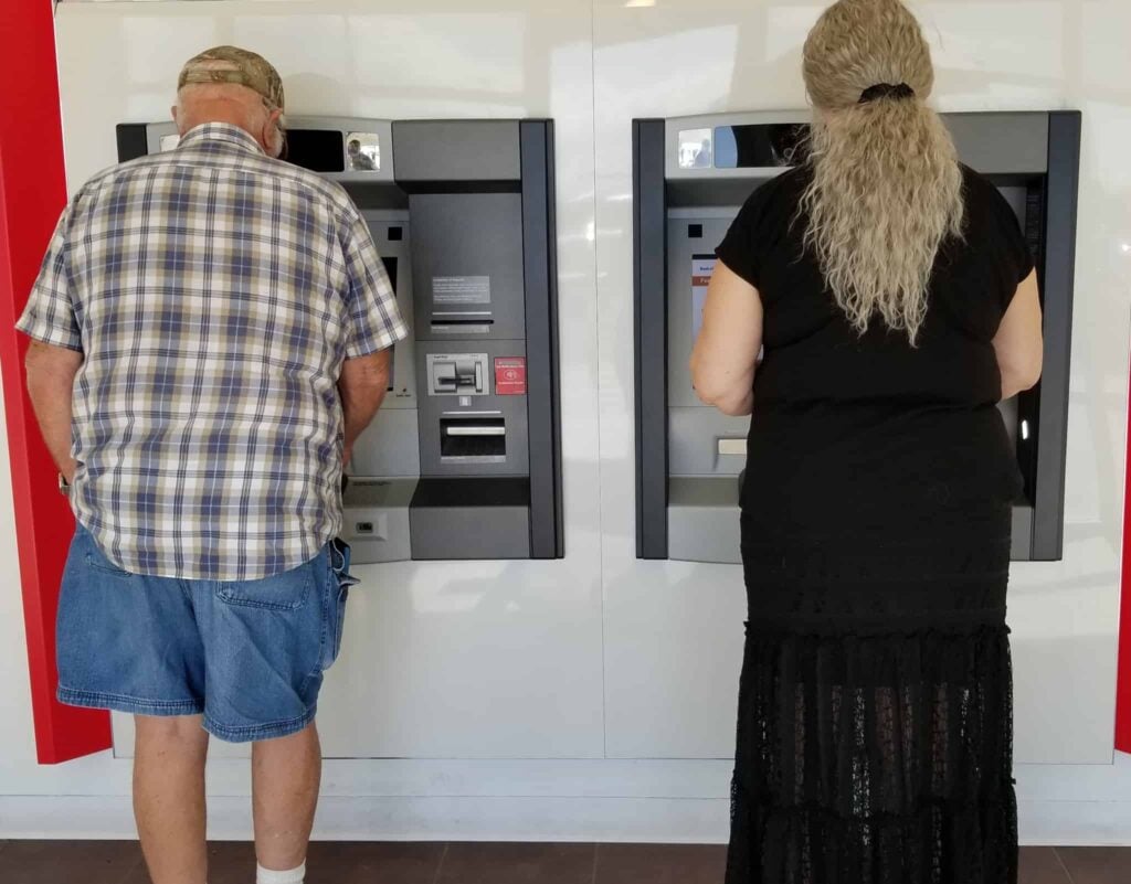 pessoa a levantar dinheiro em multibanco